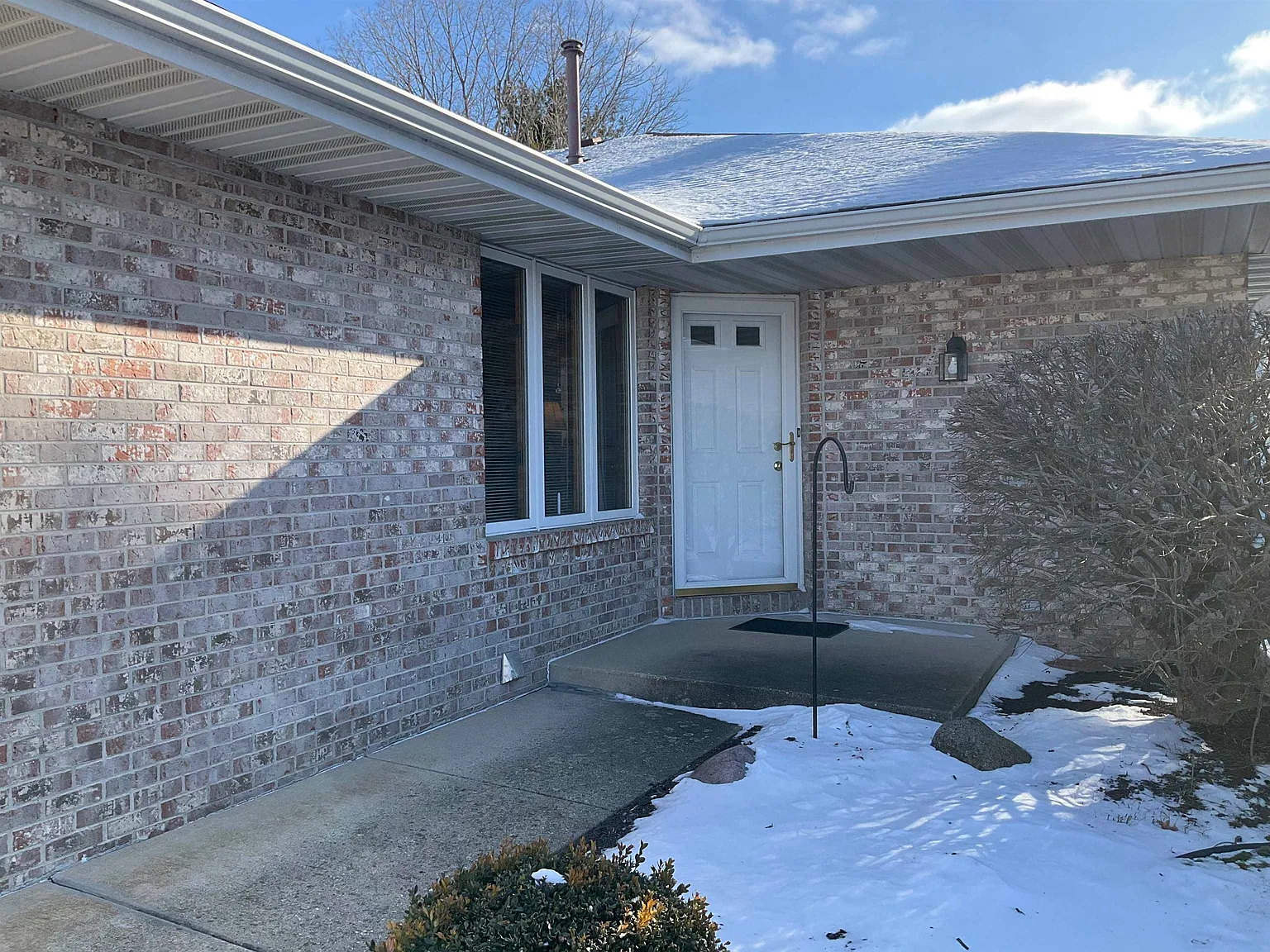 6573 Laurelwood Dr photo 1