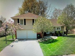 514 SE Vista Dr, Lees Summit, MO 64063
