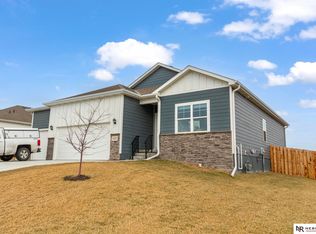 6422 Harvest Dr, Papillion, NE 68157