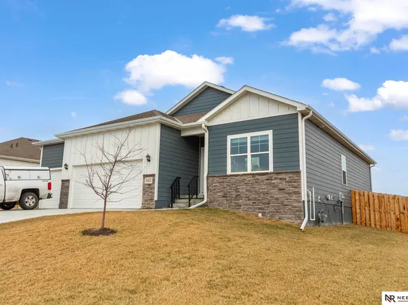 6422 Harvest Dr, Papillion, NE 68157