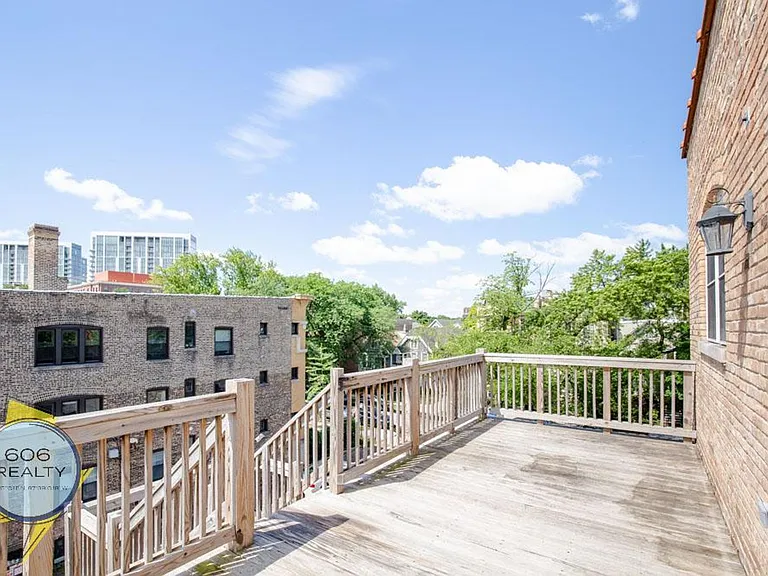 Lincoln Park Renovated Apartments! — Photo 15