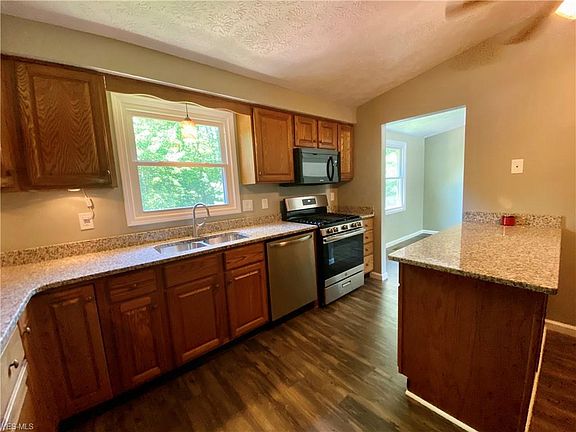 3rd image of 8540 Black Oak Dr NE