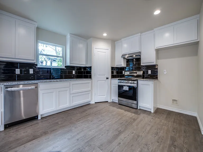 4220 Hamilton Ave — Photo 6