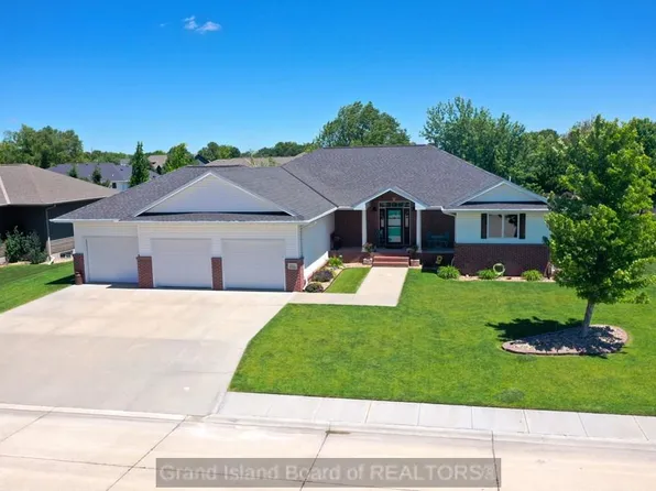 621 Redwood Rd, Grand Island, NE 68803