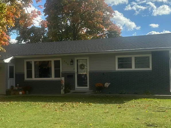 303 E Green St, Le Roy, IL 61752