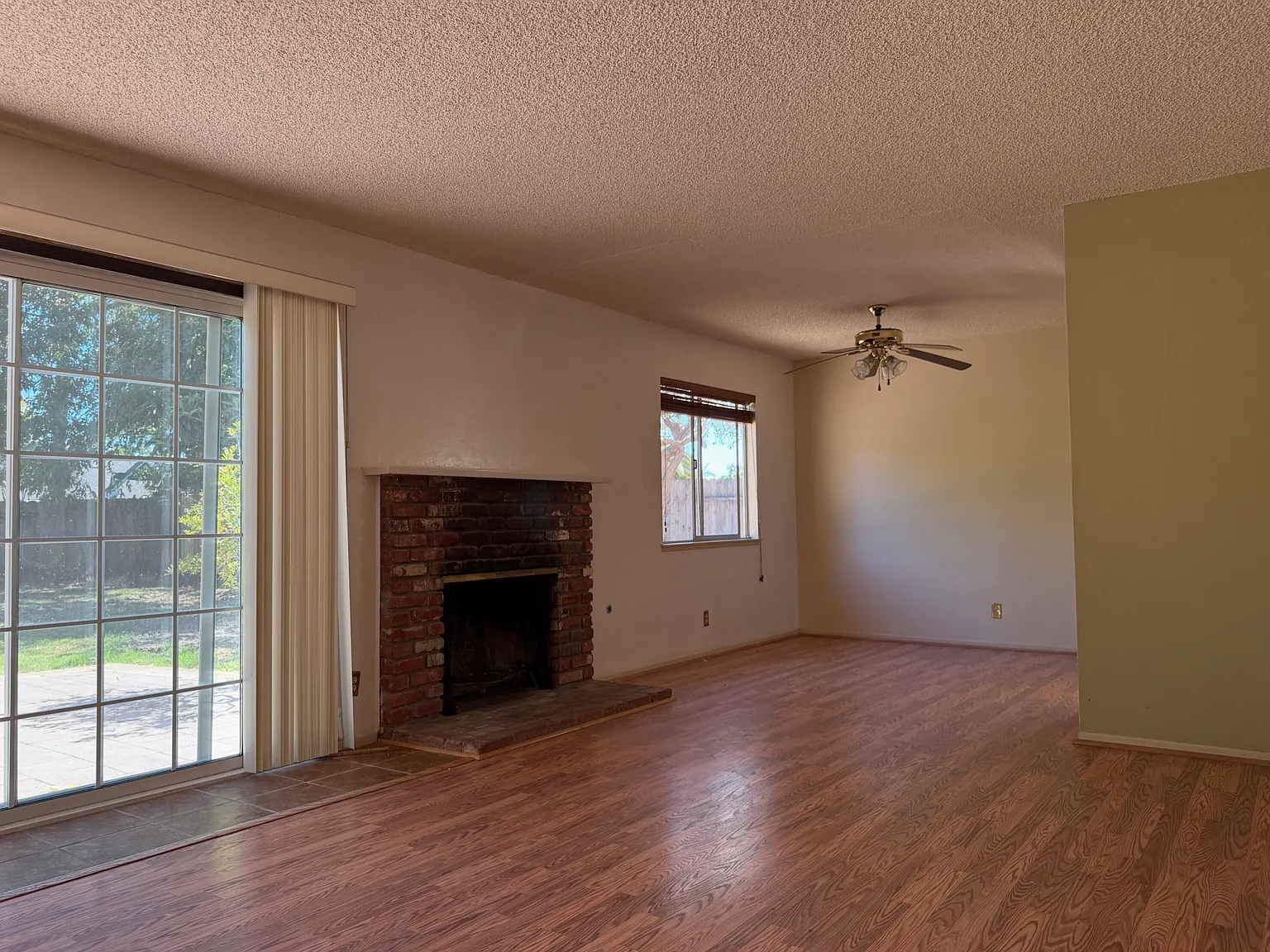 3 bed, 2.0 bath, 1353 sqft, $5,100 — Photo 2