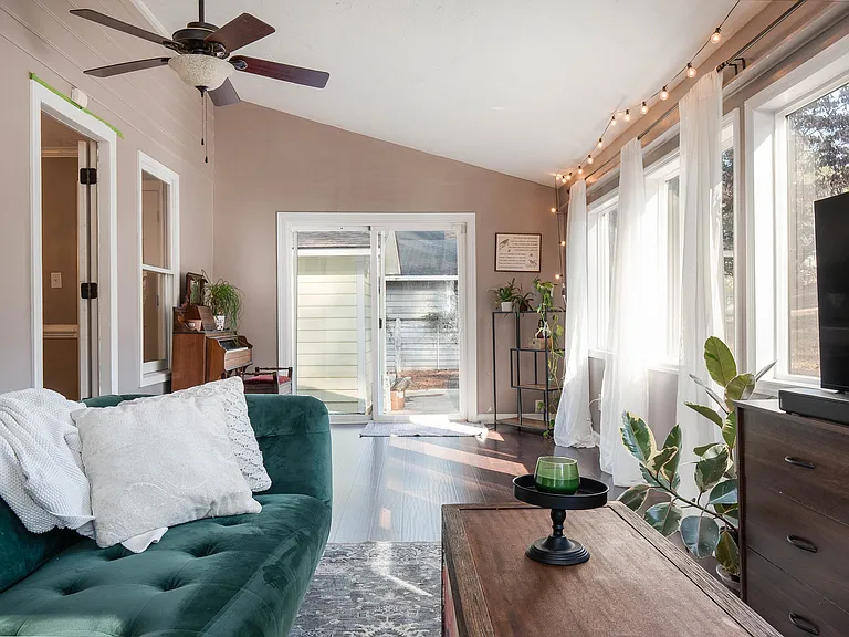 864 Hilton Dr — Photo 18