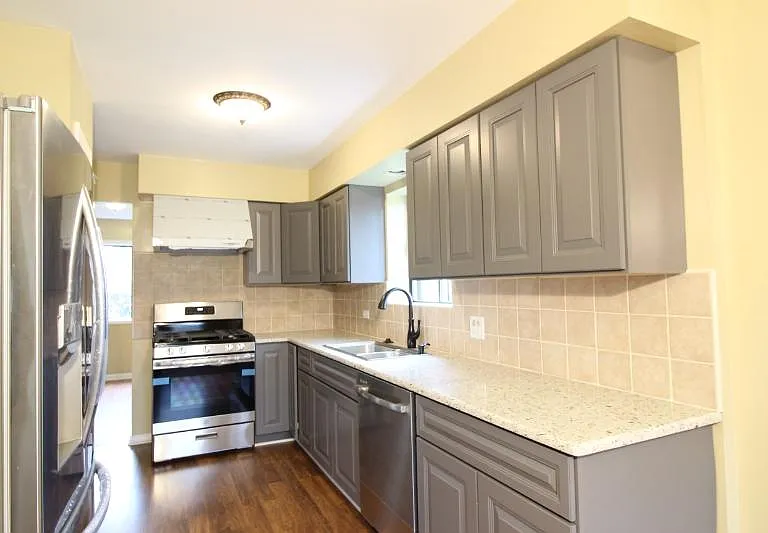1225 Hunters Ln — Photo 2