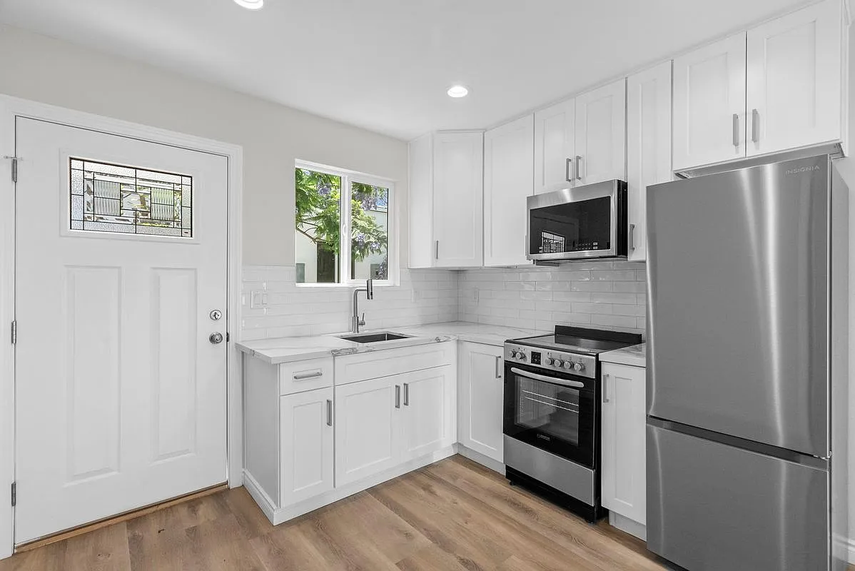 1 bed, 1.0 bath, 700 sqft, $2,000 — Photo 1
