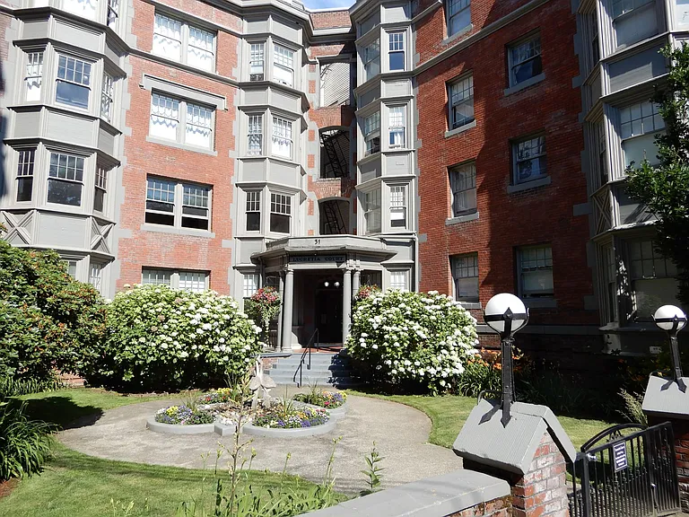 Lucretia Court Apartments — Photo 1