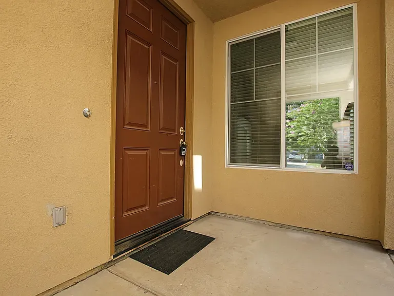 833 Round Hill Dr — Photo 3