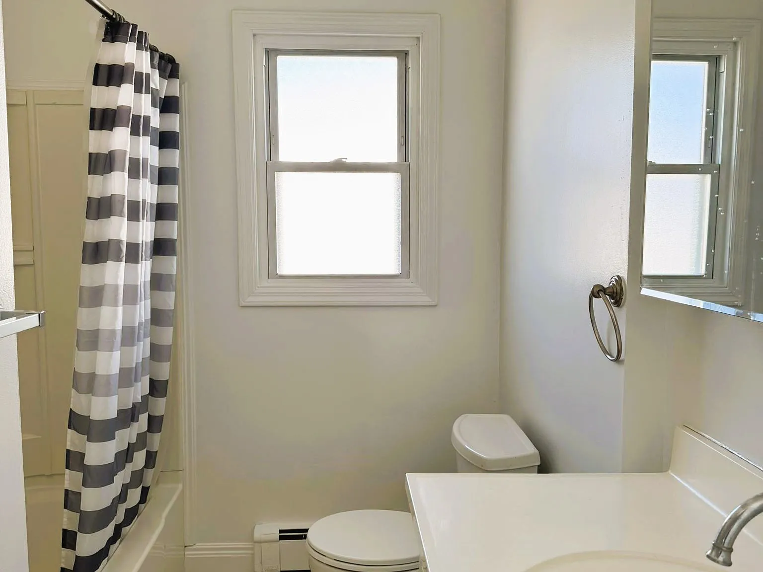 3 bed, 900 sqft, $4,000 — Photo 4