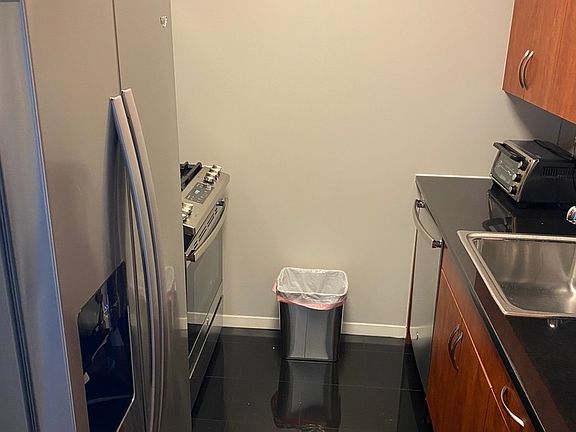 4th image of 420 E 61st St APT 30C