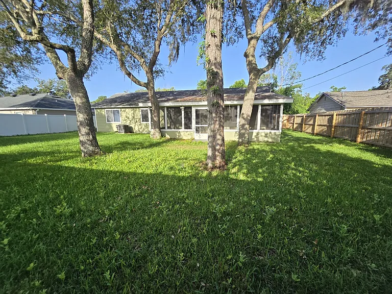 1545 Maxwell Ln — Photo 15