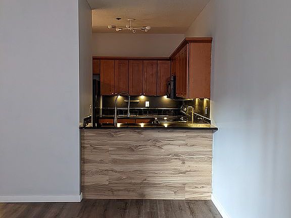 Breakfast Bar and Kitchen