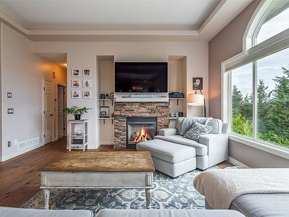 2nd image of 1011 Aurora Hts