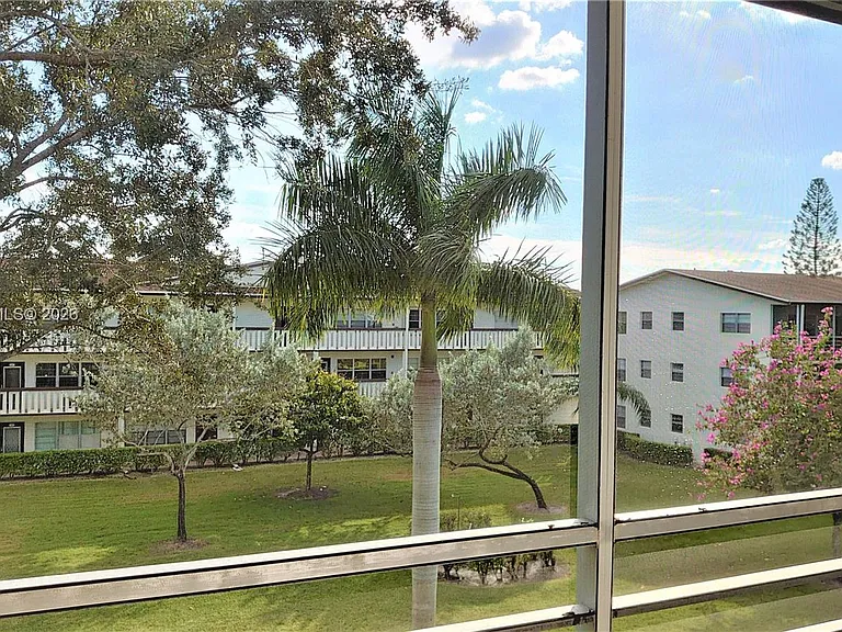 250 Suffolk Dr #250-F — Photo 13