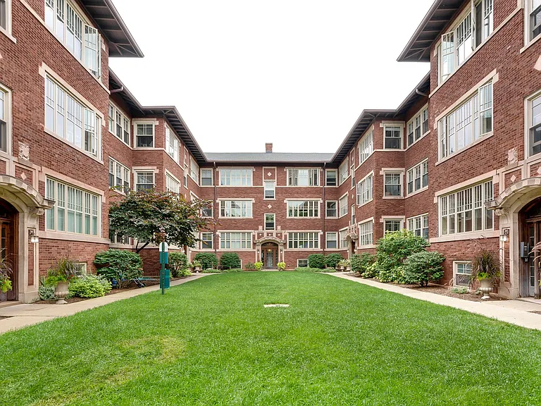Hinman Court Condos — Photo 7