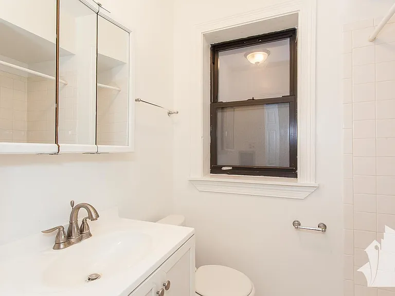 838 W Wolfram St — Photo 3