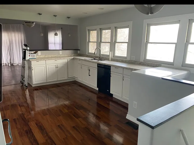 208 E Illinois St — Photo 3