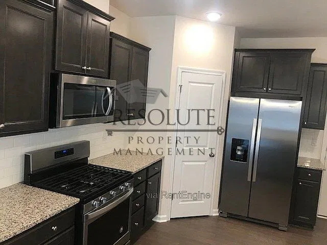 3 bed, 2.0 bath, 1919 sqft, $2,295 — Photo 2
