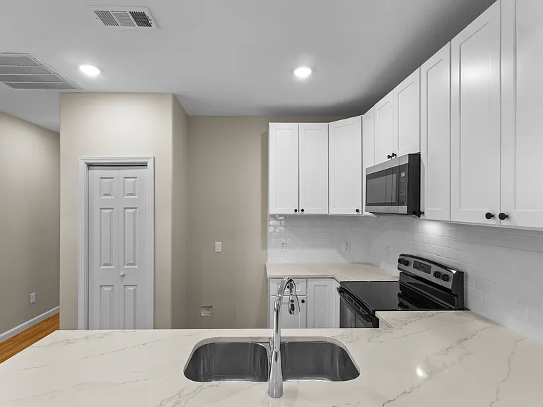 913 W Sherman St — Photo 5
