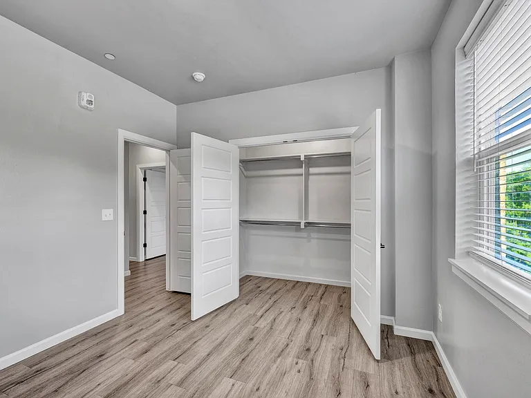 1138 N Blackwelder Ave — Photo 13
