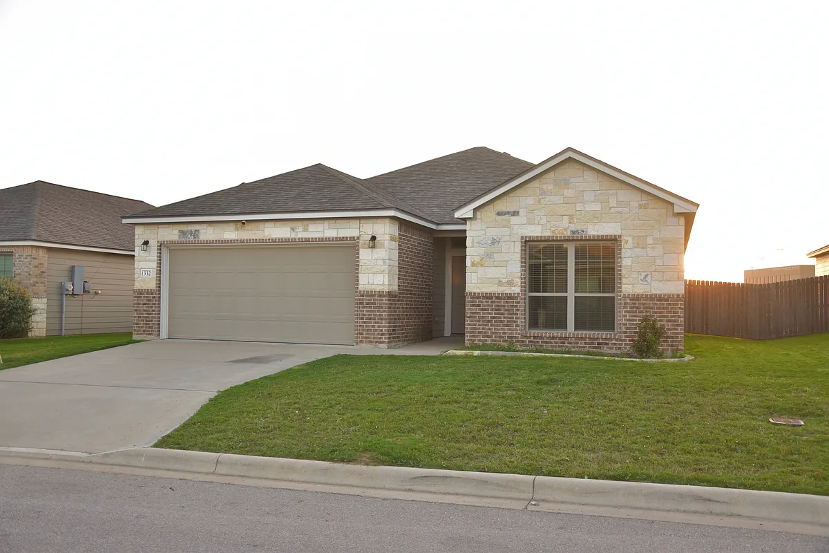 Building Photo - 1332 Lakeway Crossing Dr