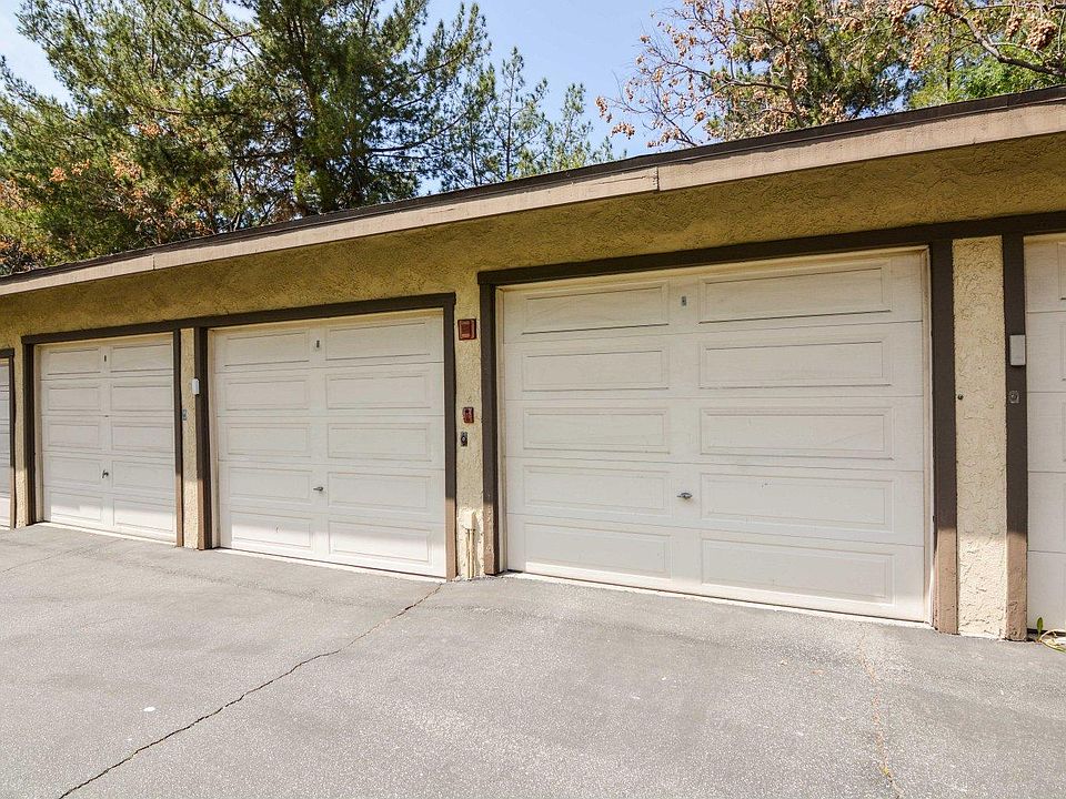 Detached 1 car garage