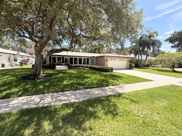 1390 NW 4th St — Photo 40