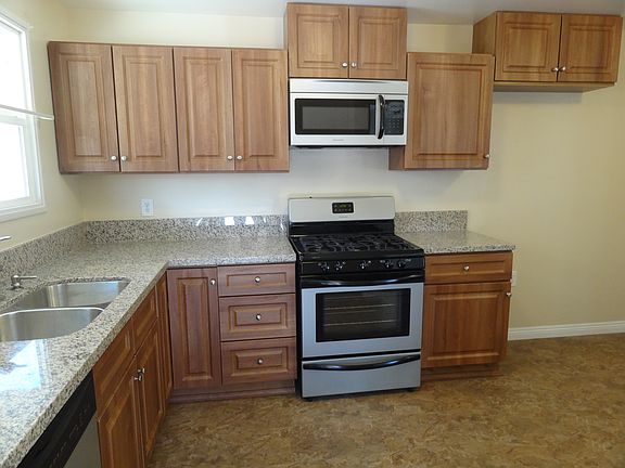 3rd image of 9813 Hayvenhurst Ave