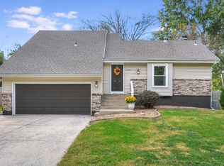 1506 SE Oak Ridge Dr, Oak Grove, MO 64075