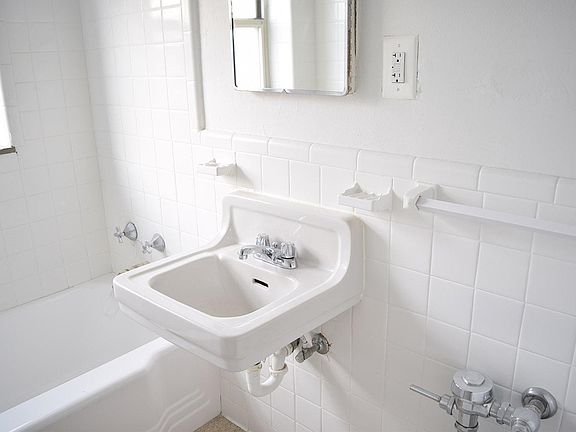 4th image of 409 E Armour Blvd #202