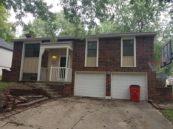 2nd image of 907 NW Berkshire Dr