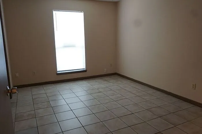 5558 Bennington Dr — Photo 5