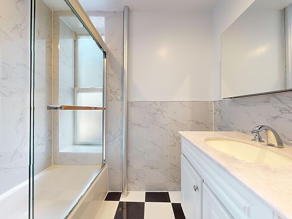 4th image of 576 Morgan Ave APT 2L