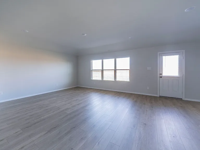 516 Ridgewood Dr — Photo 2