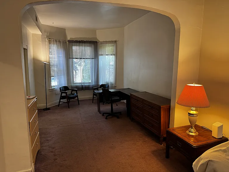 Front living room is spacious and receives the morning sunlight. 2 dressers, desk and chairs are included.