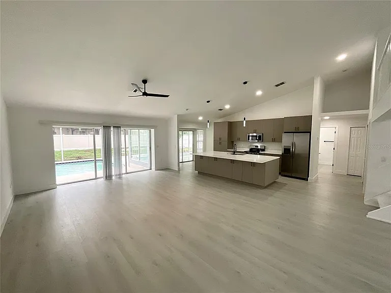 1307 Belcher Dr — Photo 2