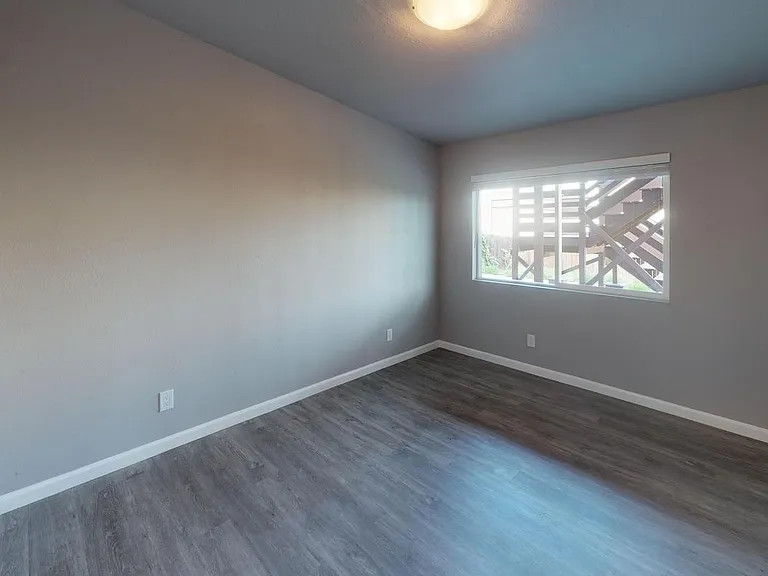 2410 Illinois St — Photo 15