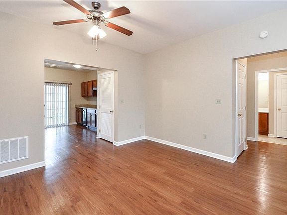 4th image of 213 Huntington Ln