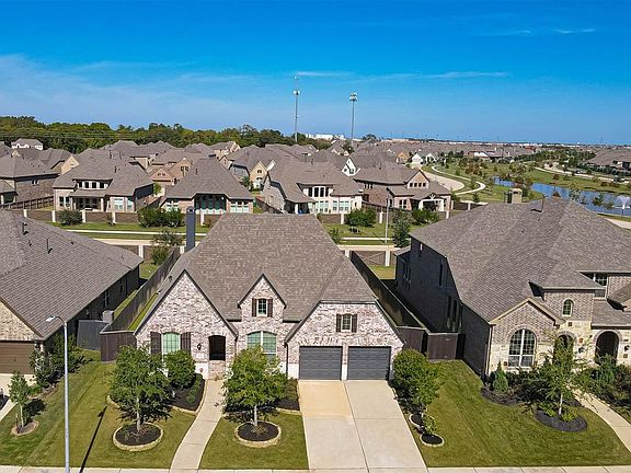 This home is a short walk to the lakes around the home and a gorgeous Community Park!