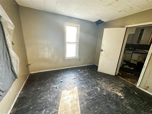 5th image of 806 S Elm St