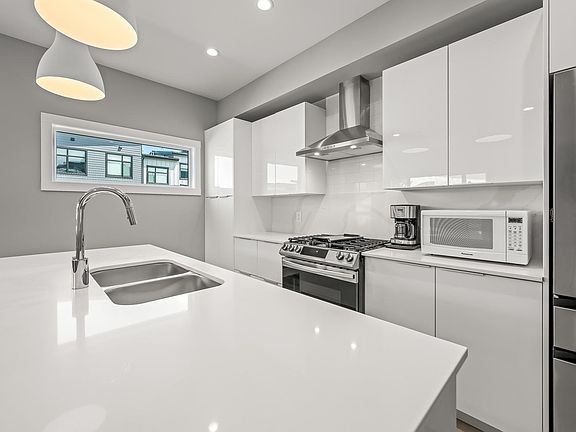 4th image of 623 Crown Isle Blvd #40