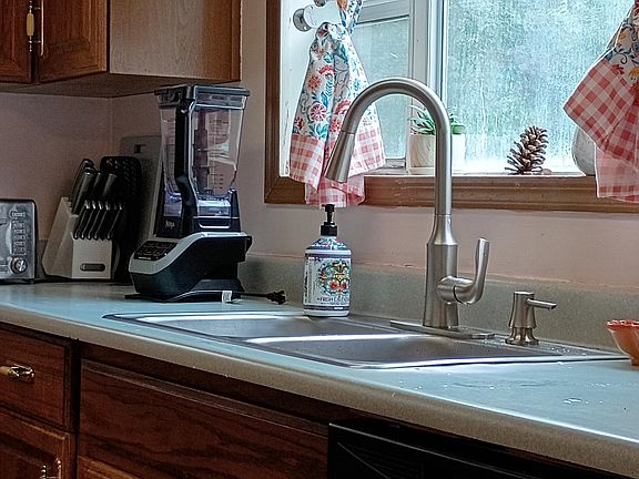 5th image of 255 Jamestown Dr