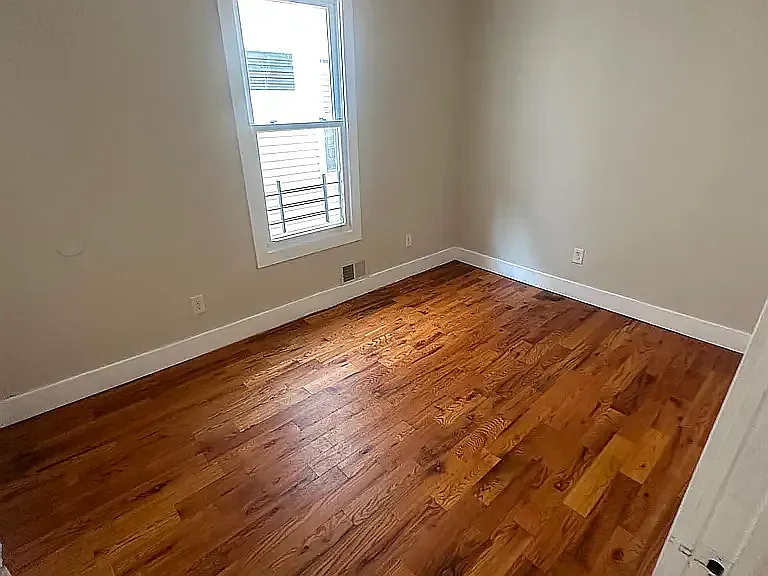 3 bed, 1000 sqft, $2,049 — Photo 3