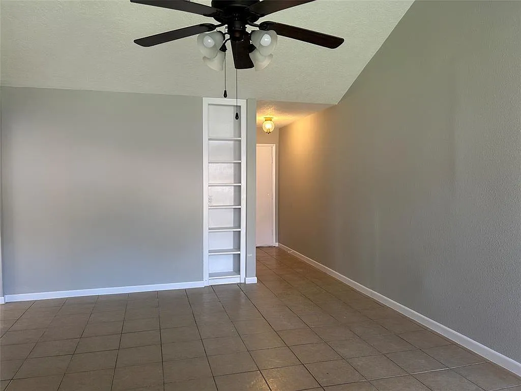 3 bed, 2.0 bath, 1296 sqft, $1,850 — Photo 3