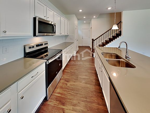 3rd image of 749 Carnaby Ln