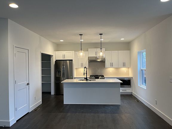 5th image of 405 Marshall St Unit 2