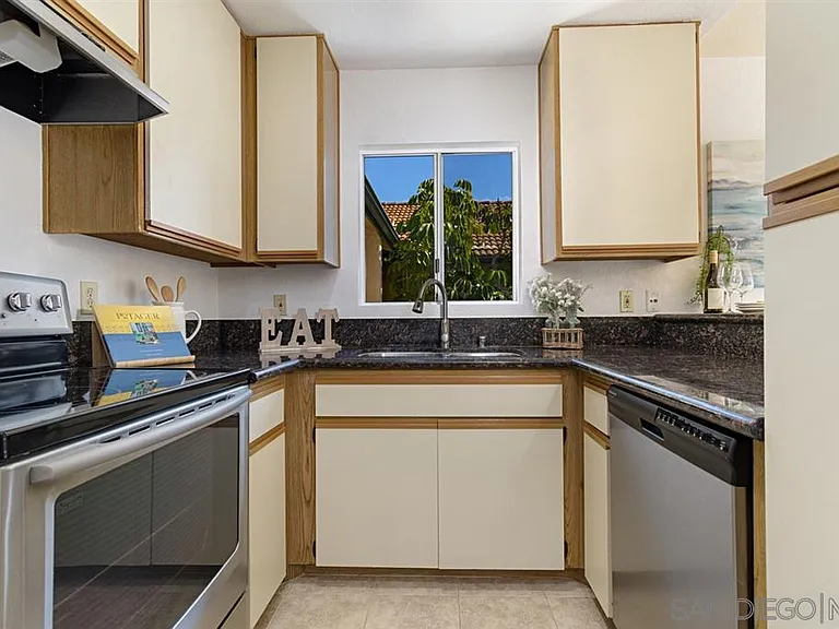 11341 Avenida De Los Lobos — Photo 10